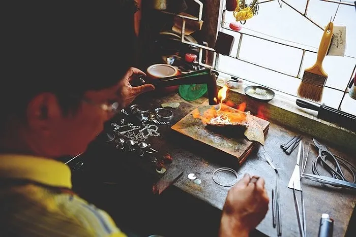 Công đoạn nung chảy bạc của làng nghề kim hoàn Kế Môn
