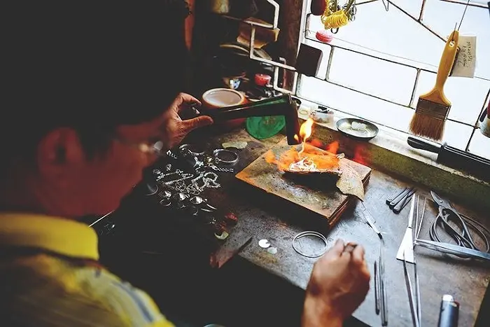 Công đoạn nung chảy bạc của làng nghề kim hoàn Kế Môn