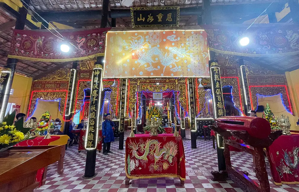 Bên trong Đình Bình Thủy