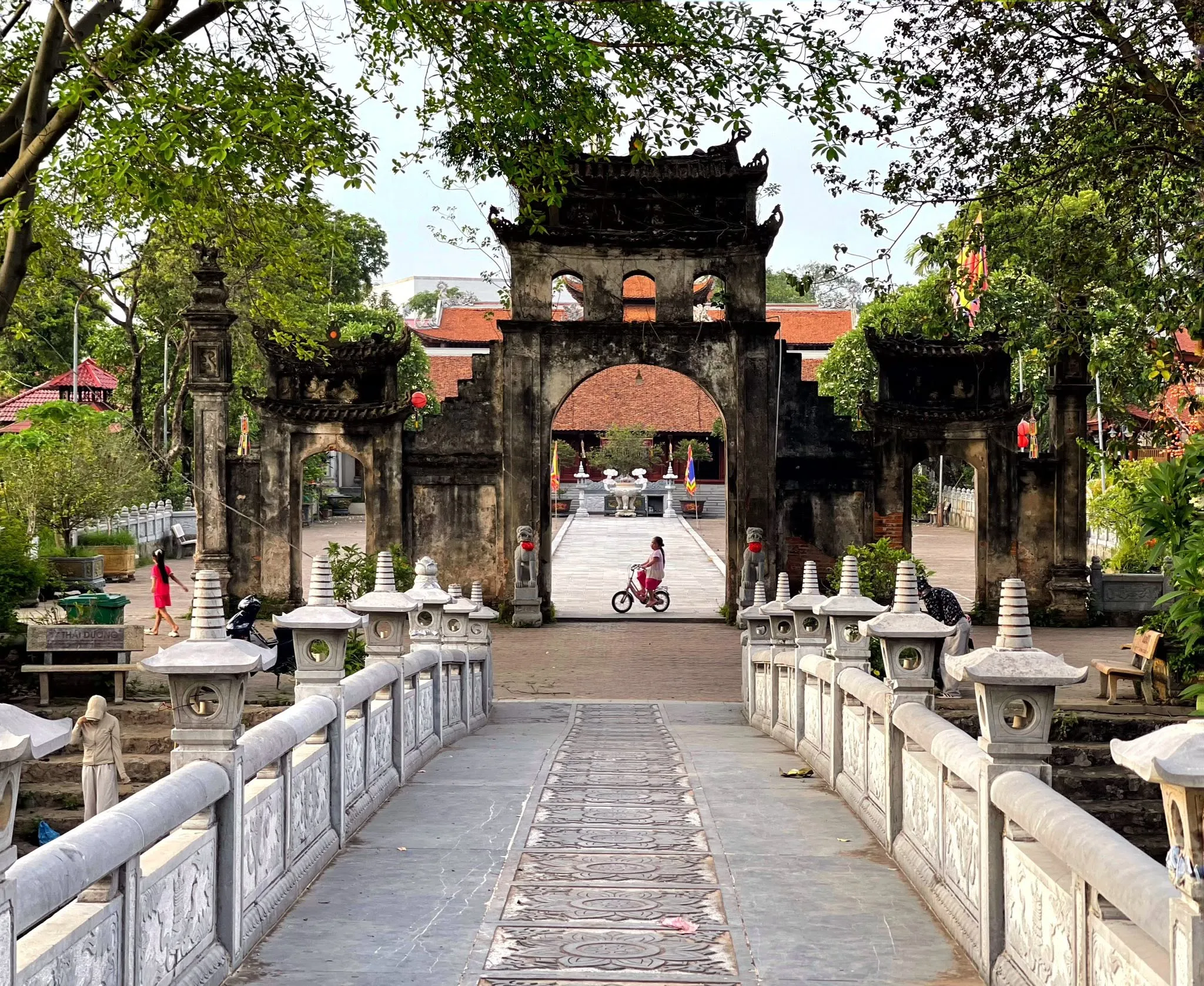 Cây cầu đá trước cổng chùa Ông (Bản Tịch tự)