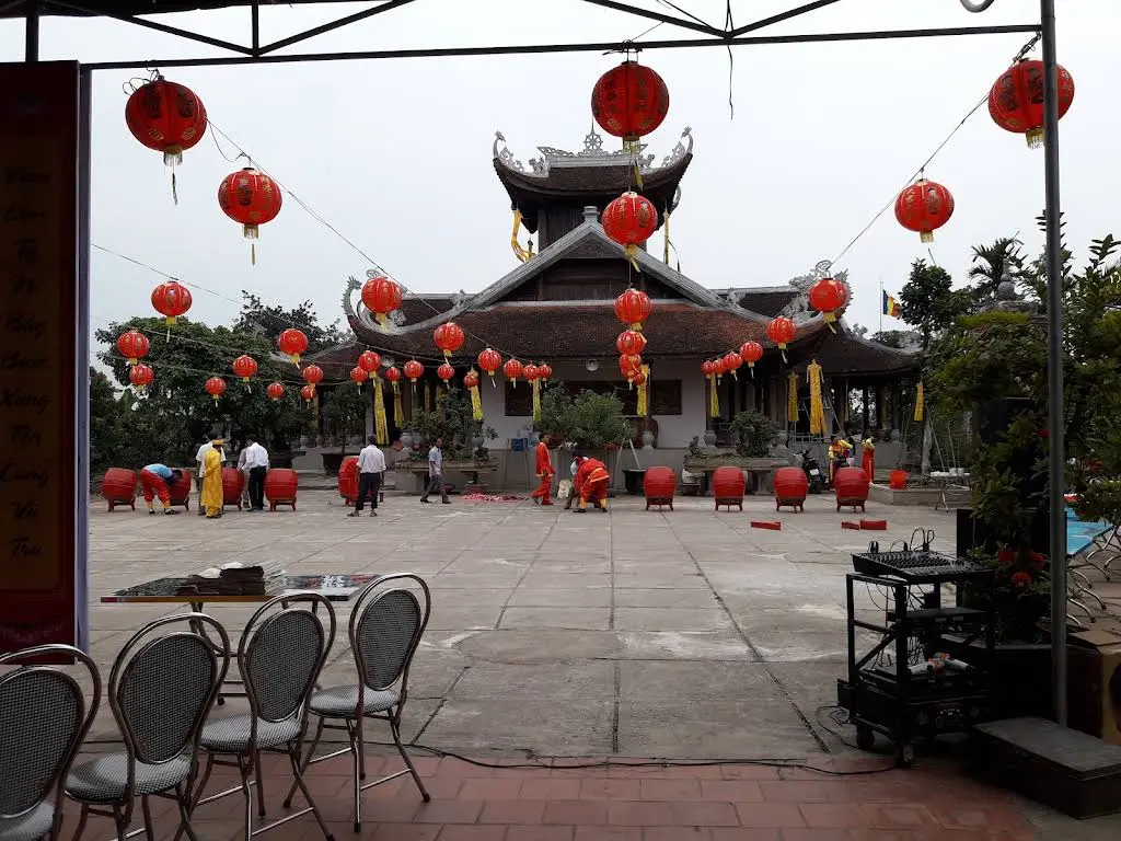 Không gian cảnh quan bên ngoài Chùa Hoa Nghiêm (chùa Vân Xa)