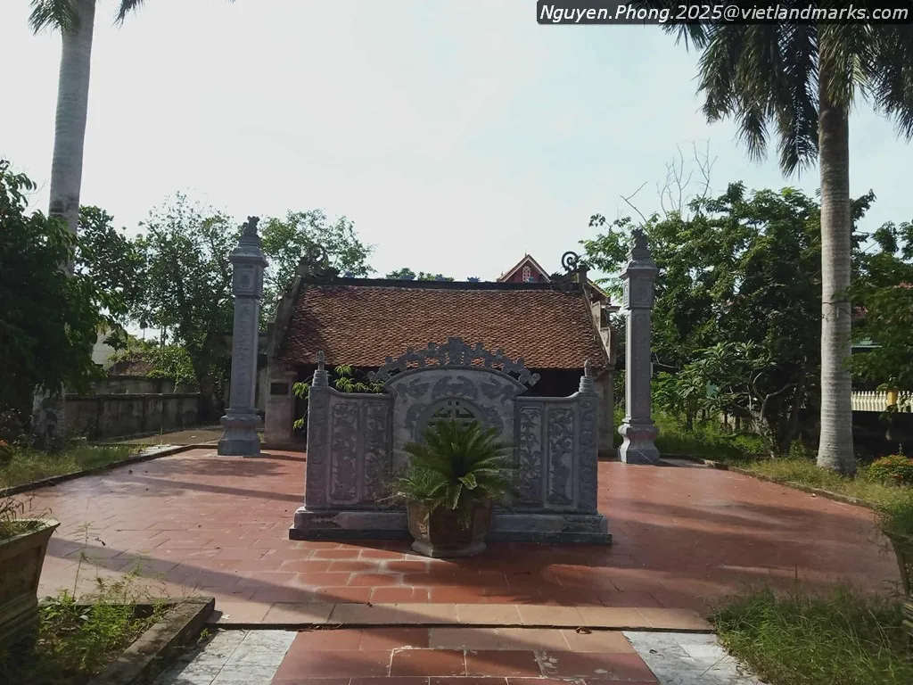 Bức bình phong đá trong sân Đền Thờ Nguyễn Chích