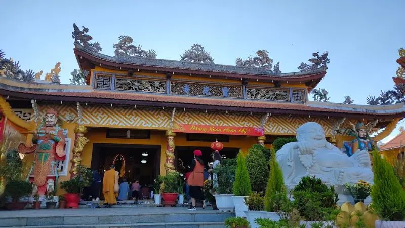 Chính điện Chùa Linh Quang