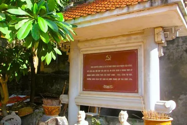 Bia giới thiệu lịch sử Đình Khuyến Lương