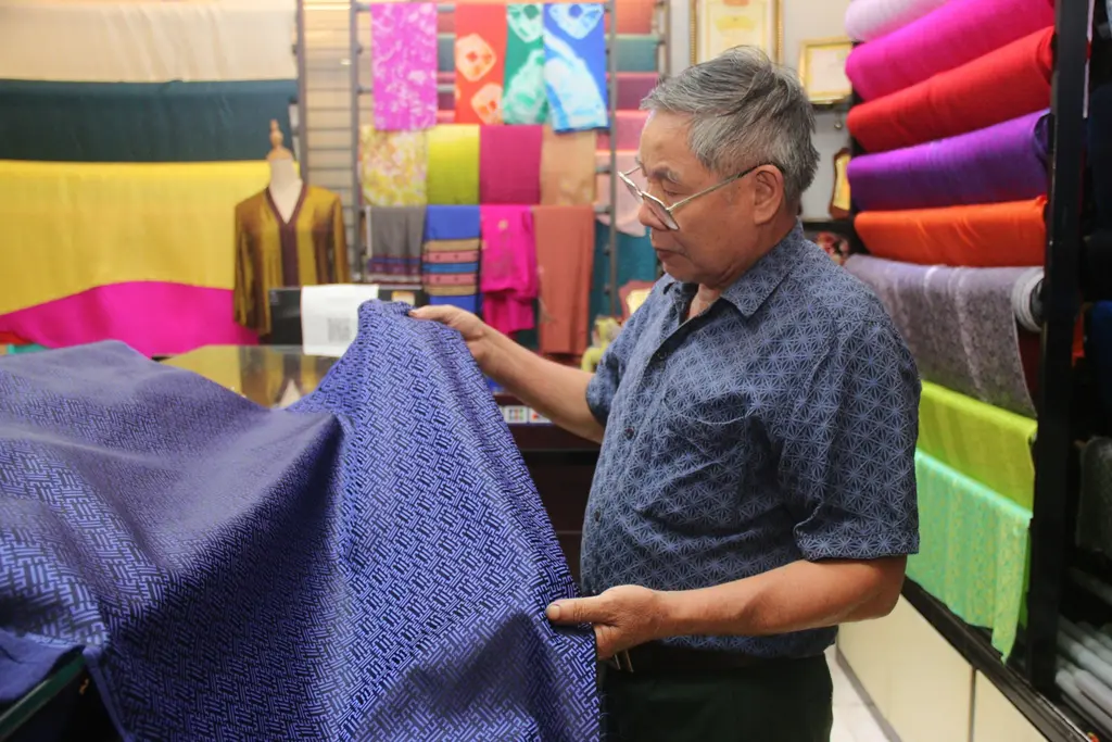Nghệ nhân Phạm Khắc Hà giới thiệu sản phẩm lụa truyền thống Vạn Phúc