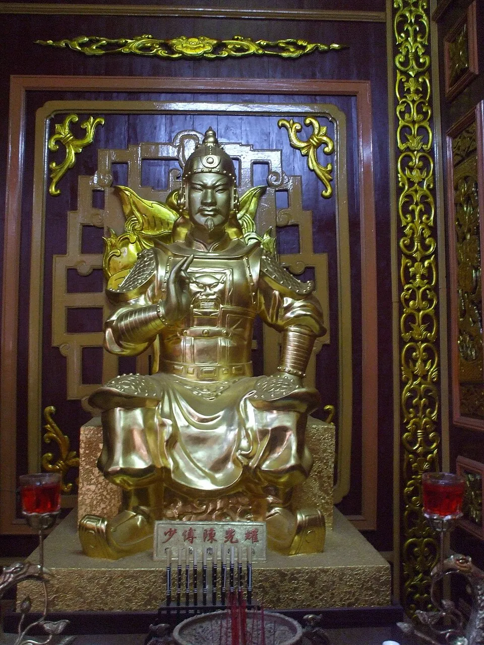 Tượng thờ Thiếu phó Trần Quang Diệu trong Điện Tây Sơn