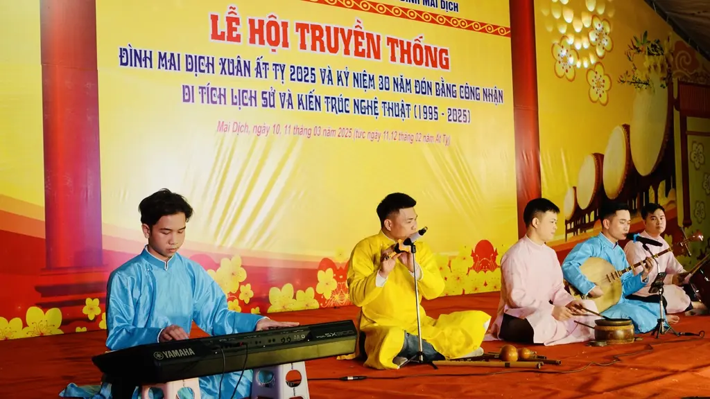 Văn nghệ tại Hội đình Mai Dịch