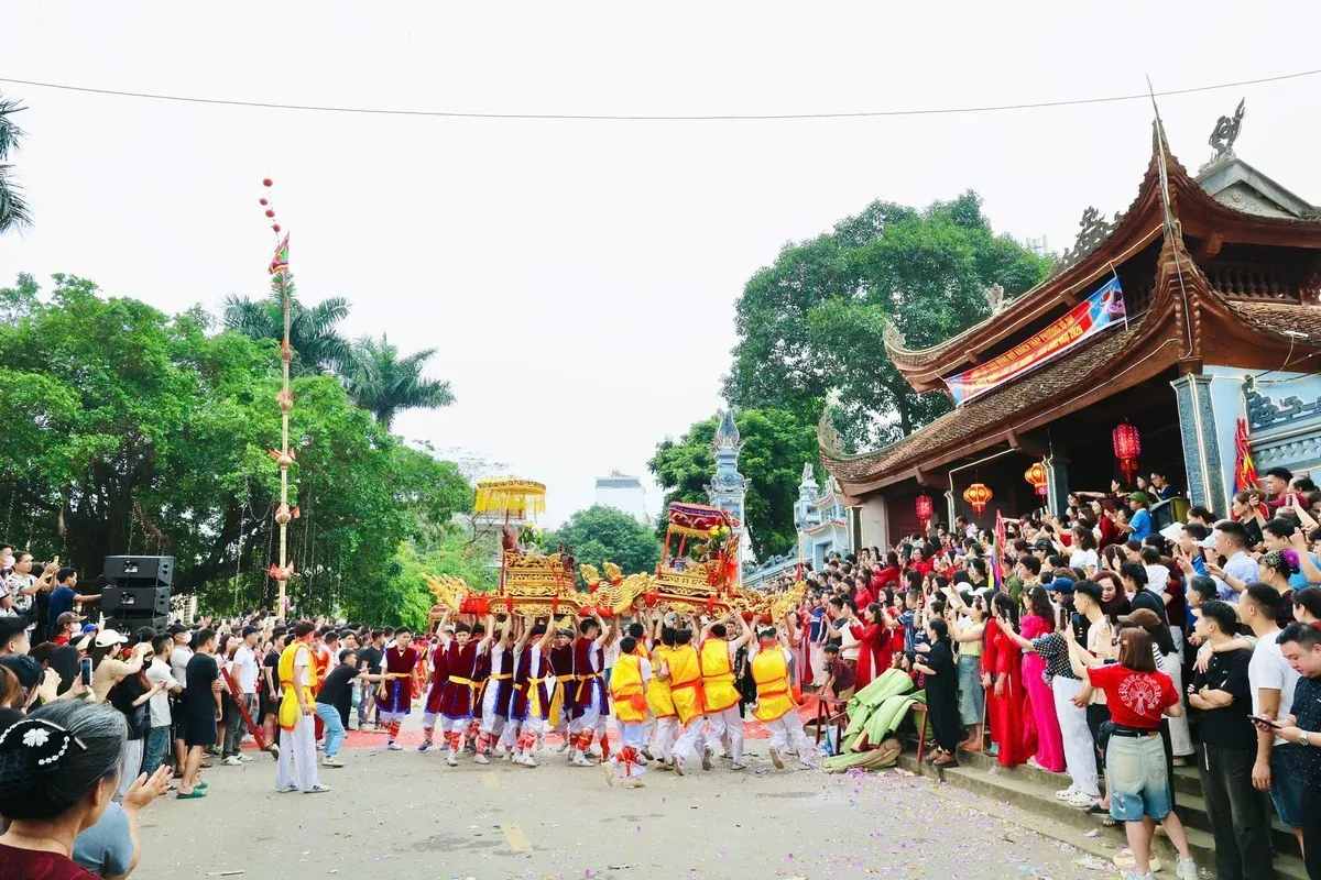 Rước kiệu tại Hội đình làng Yên Trường