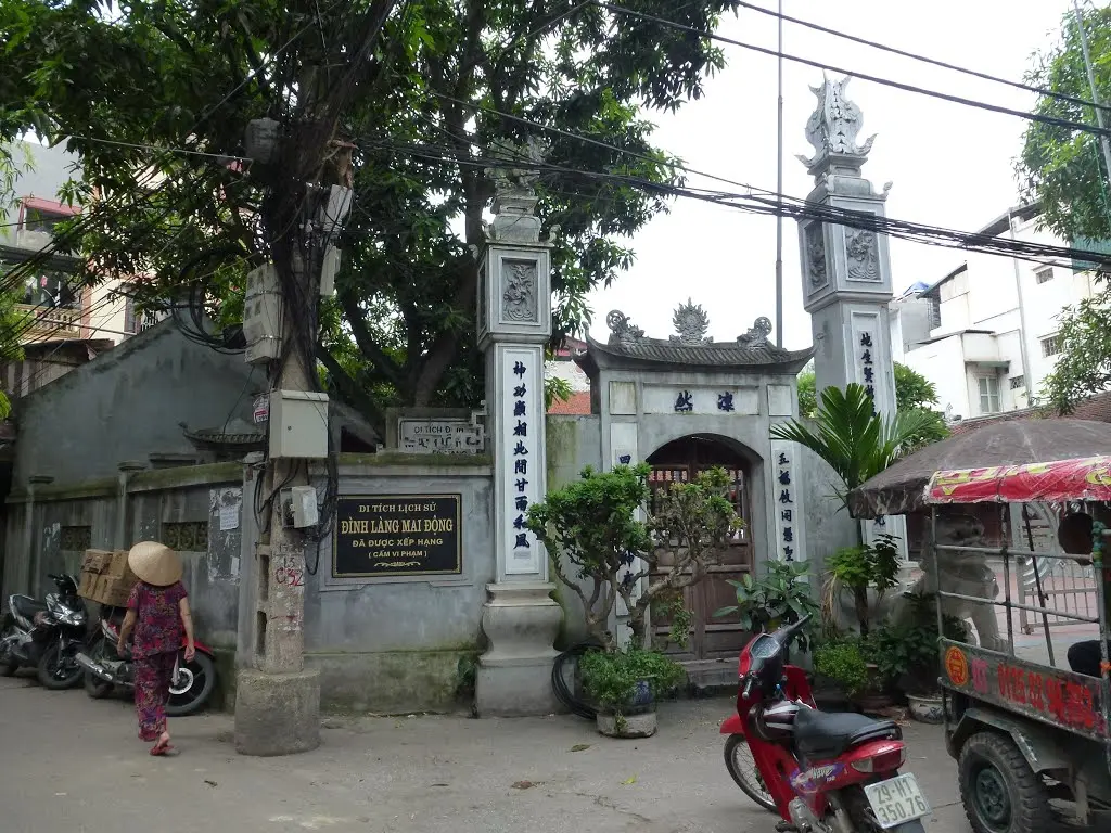 Quang cảnh bên ngoài Đình Mai Động