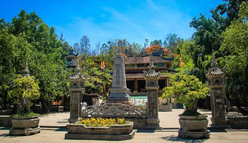 Quang cảnh tại Chùa Long Sơn