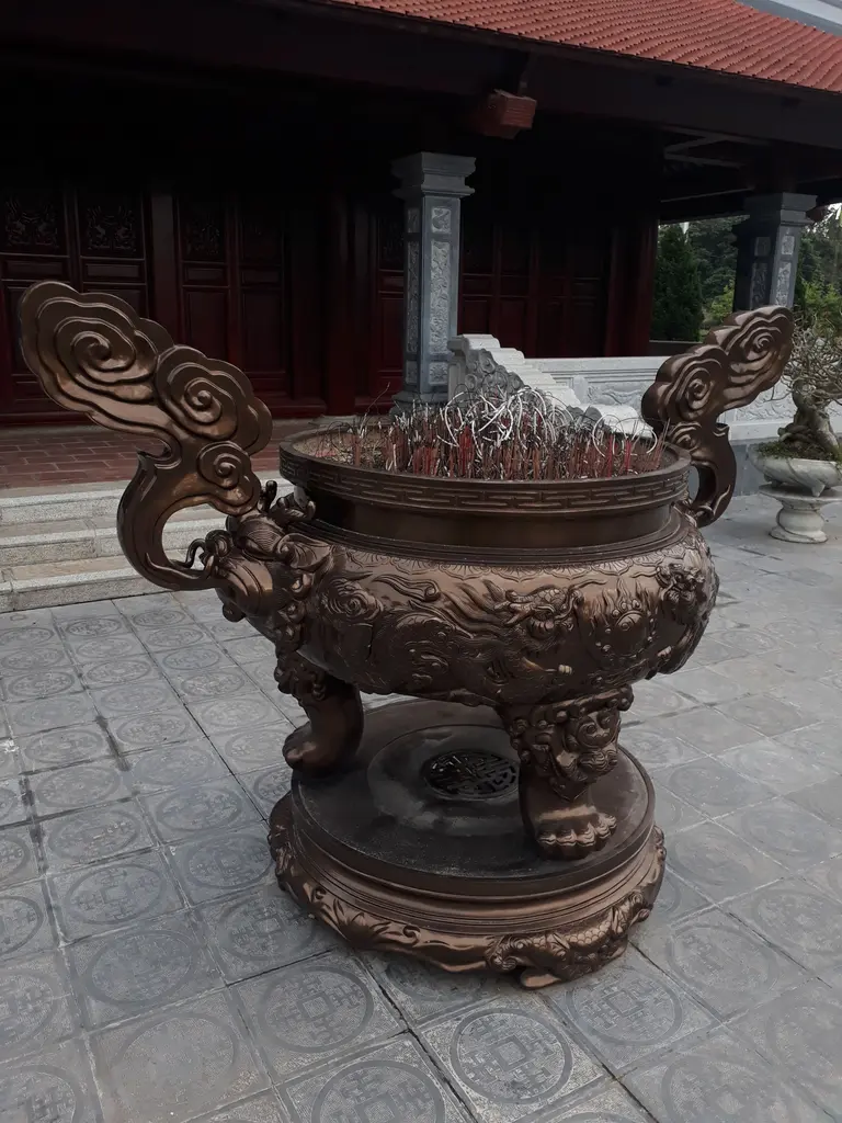Đỉnh đồng tại nhà tưởng niệm trong khu di tích nhà máy in tiền Chi Nê