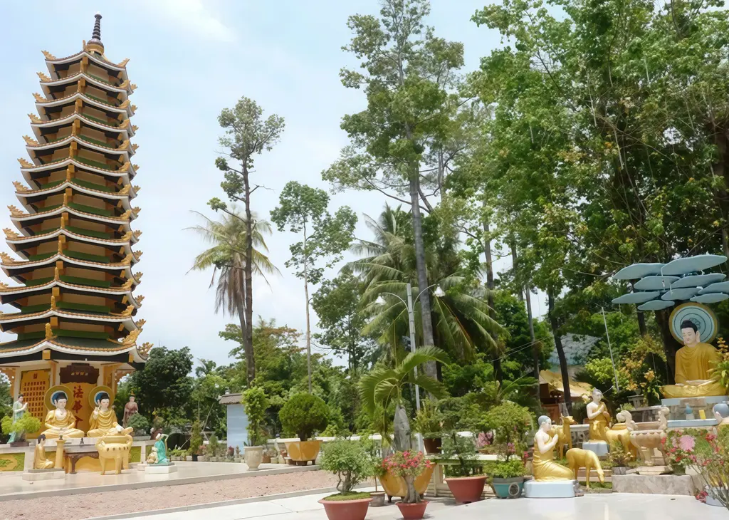 Khuôn viên Chùa Tam Bảo