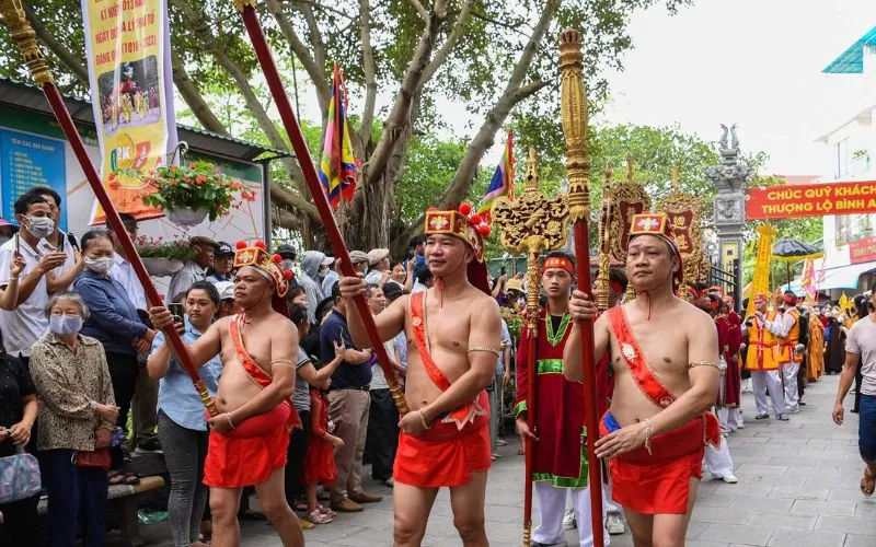 Đoàn thế tướng võ cởi trần, đóng khố tại Hội Đền Đô