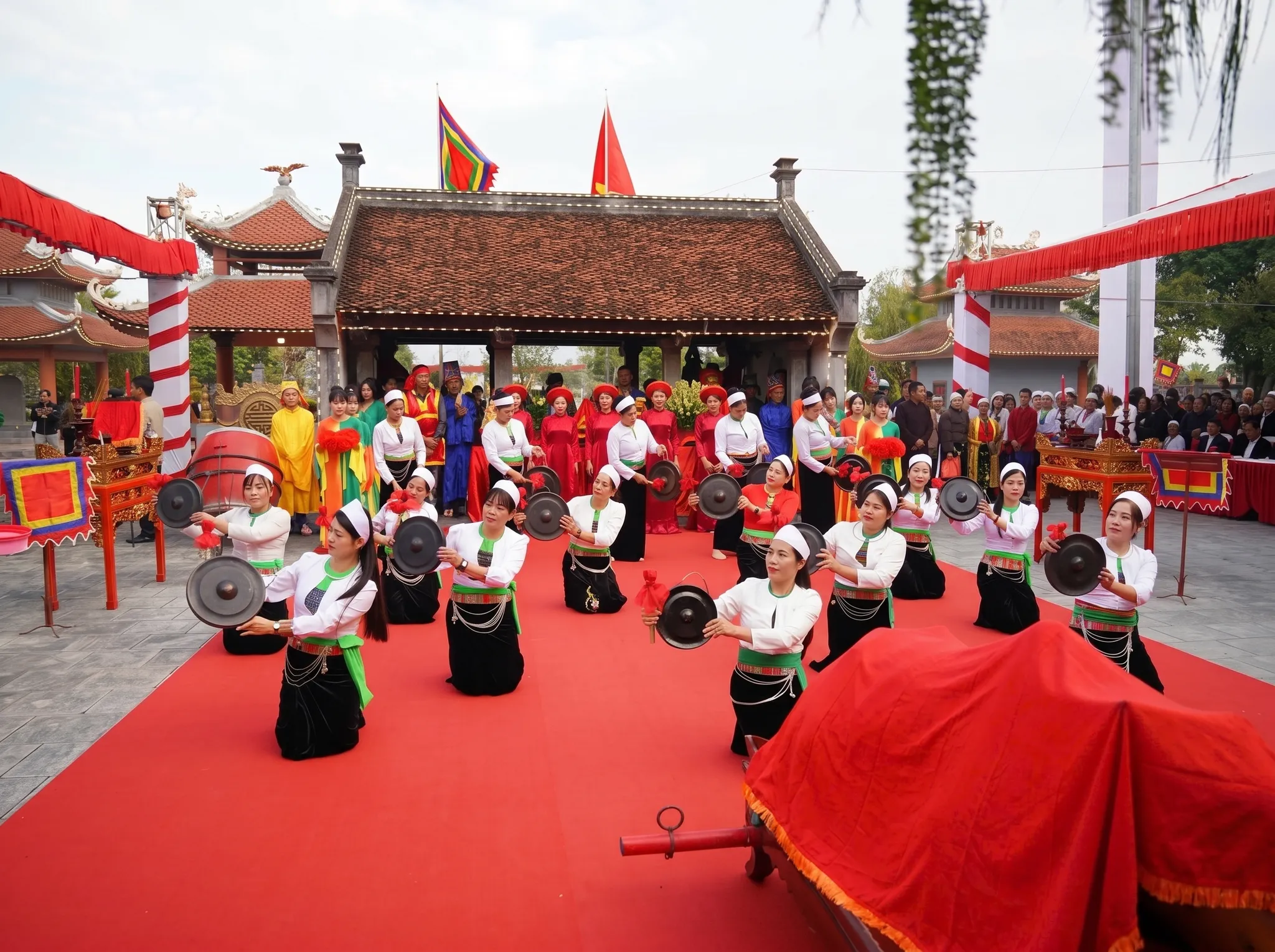 Múa cồng chiêng trong lễ giỗ Đức Thánh Mẫu Đinh Thị Đen