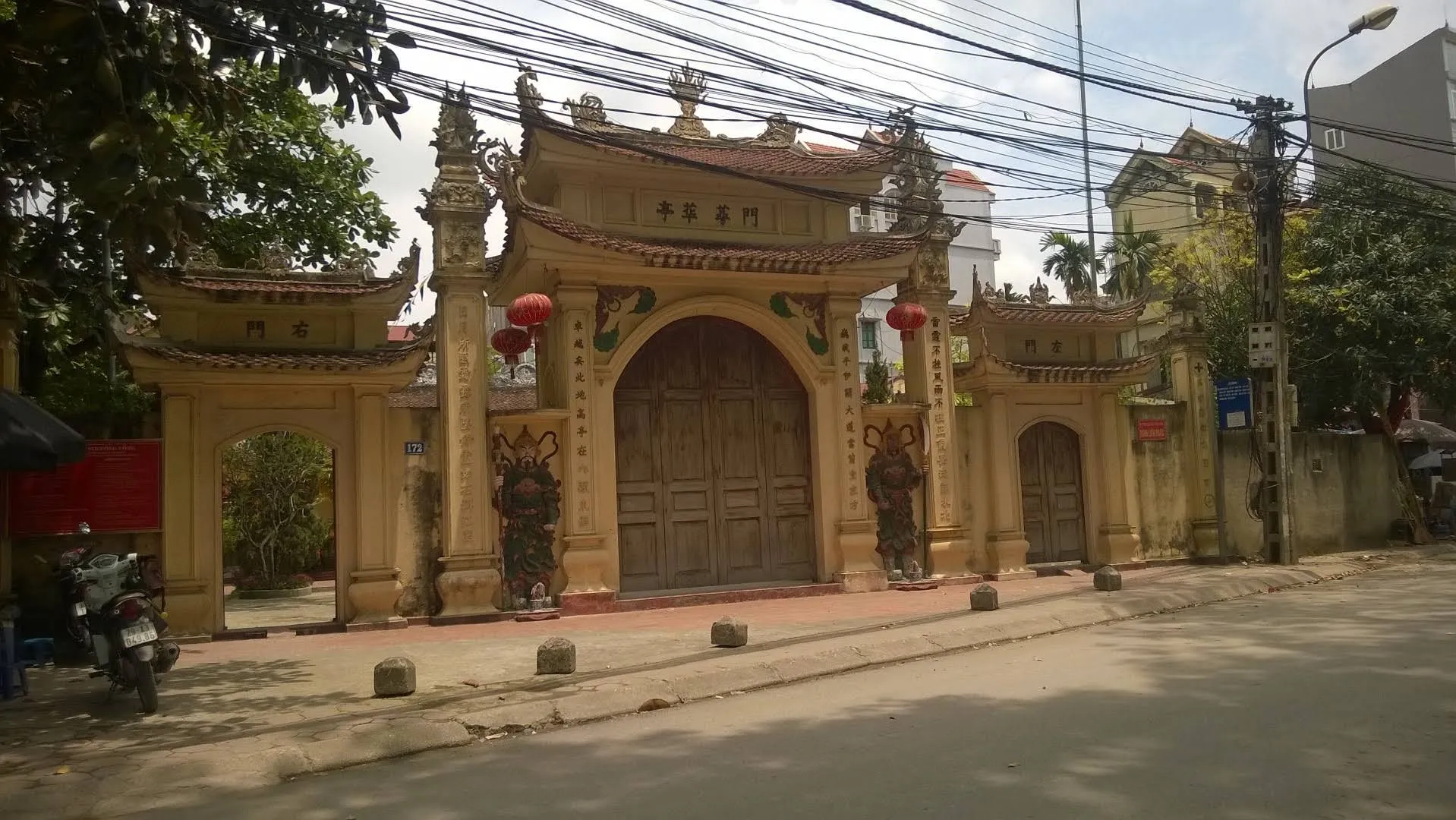 Cảnh quan bên ngoài cổng tam quan Đình Liên Ngạc