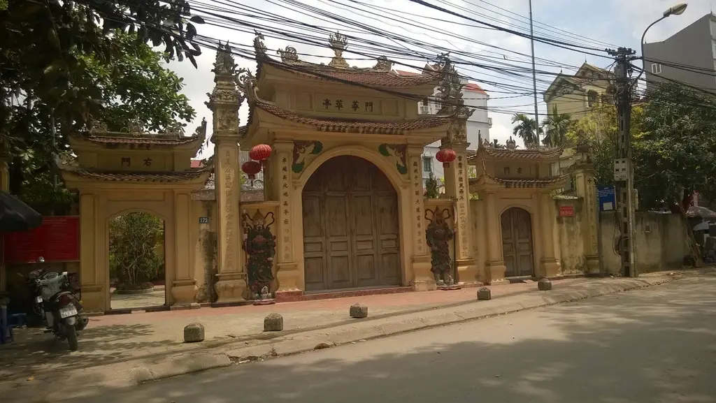 Cảnh quan bên ngoài cổng tam quan Đình Liên Ngạc