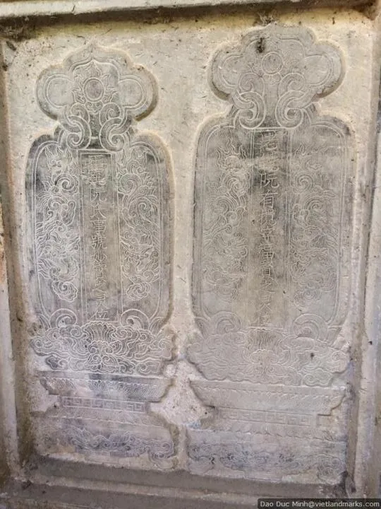 Bia đá tại Đền Yên Thường