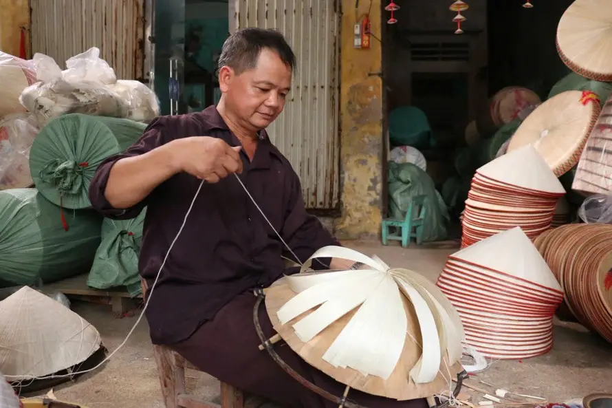 Bàn tay khéo léo của Nghệ nhân Lê Văn Tuy thoăn thoắt đan nón