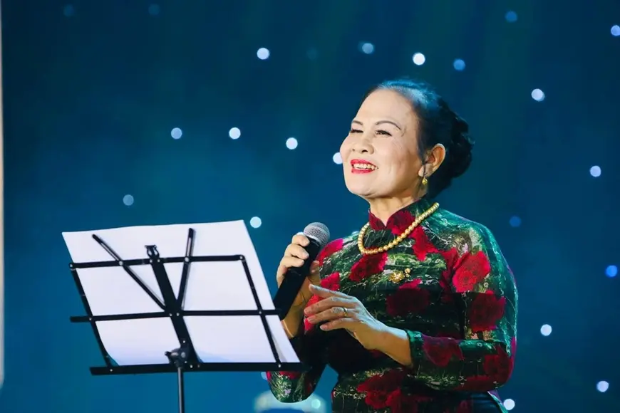 Nghệ nhân Nhân dân Hồng Oanh lúc biểu diễn trên sân khấu