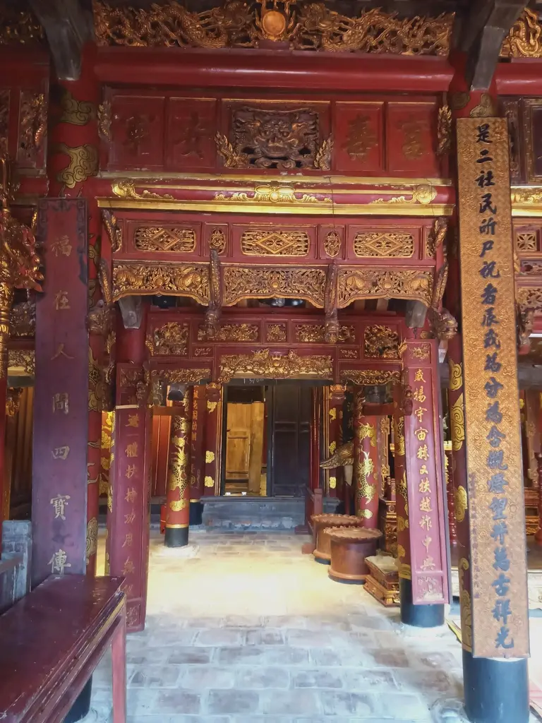 Không gian bên trong đền Thánh Nguyễn