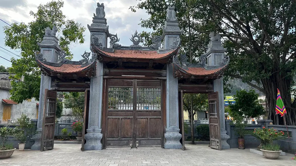 Cổng chùa Nhất Trụ 