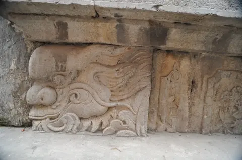 Nền đá được chạm trổ tinh xảo tại Lăng Hoàng Cao Khải