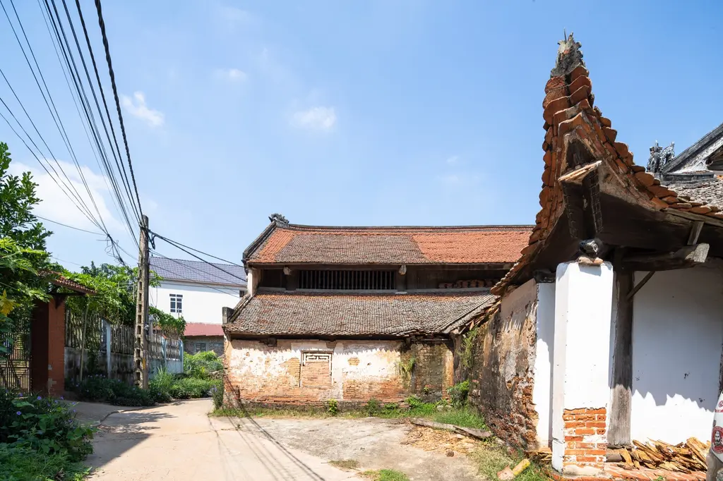 Khung cảnh bên ngoài Đình Cam Đà