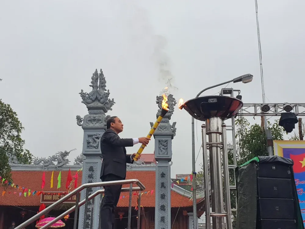 Đốt đuốc khai hội đền Ngô Tướng Công