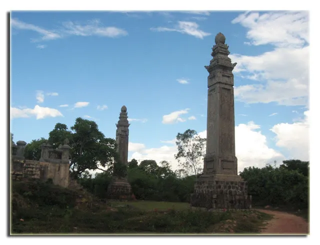 Trụ biểu sừng sững trước Lăng Thánh Cung
