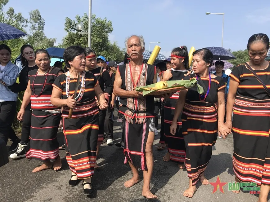 Tái hiện: Người dân mang lễ vật đến bến để lấy nước về bản tại Lễ hội mừng lúa mới dân tộc Xơ Đăng