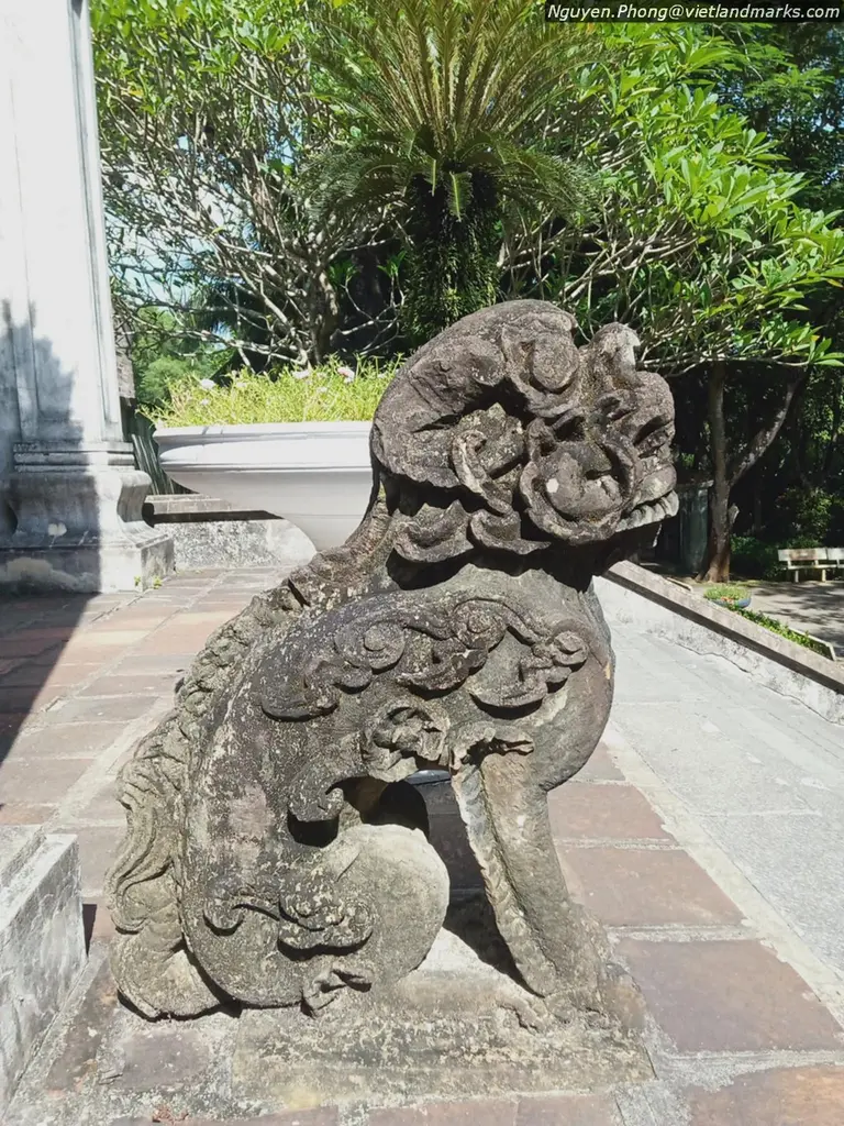 Nghê đá trước Khu Di Tích Đền Bà Triệu
