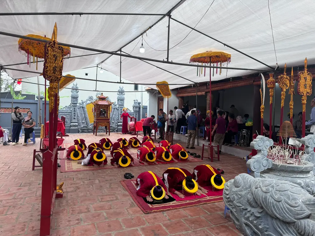 Đội nữ lễ tại Hội làng Đài Bi