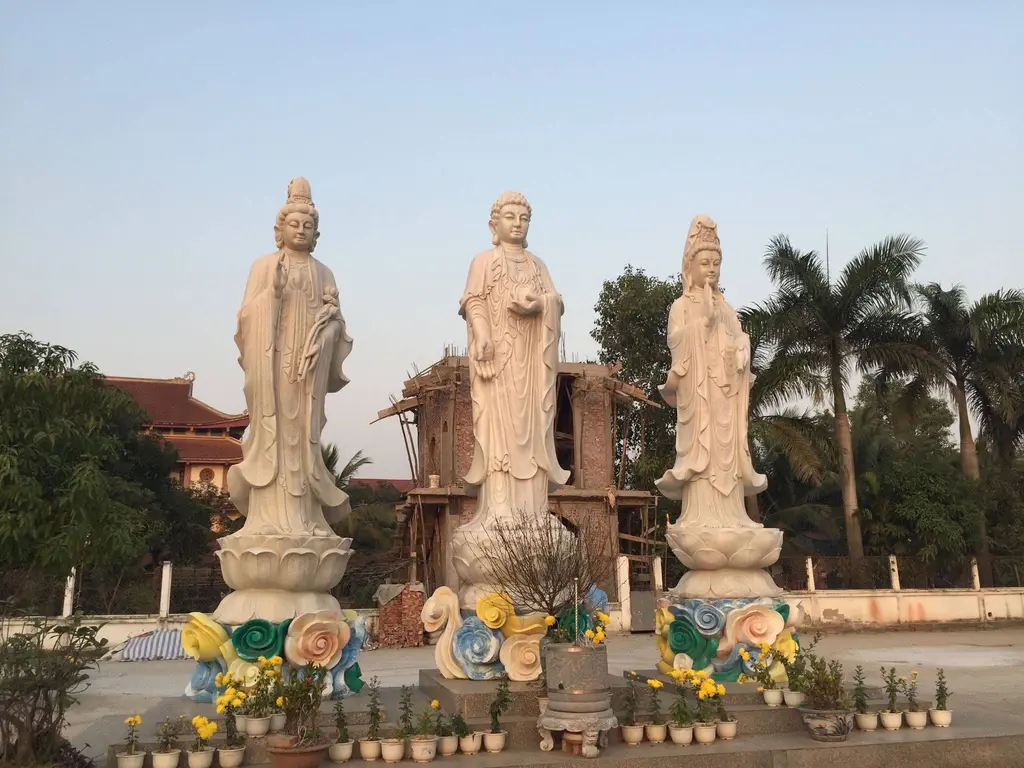 Tượng trong khuôn viên Chùa Diên Phúc