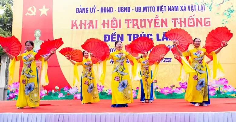 Văn nghệ chào mừng tại Hội đền Trúc Lâm
