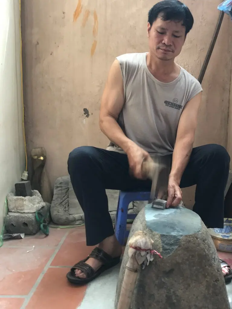 Nghệ nhân Nguyễn Văn Hiệp đang đánh quỳ
