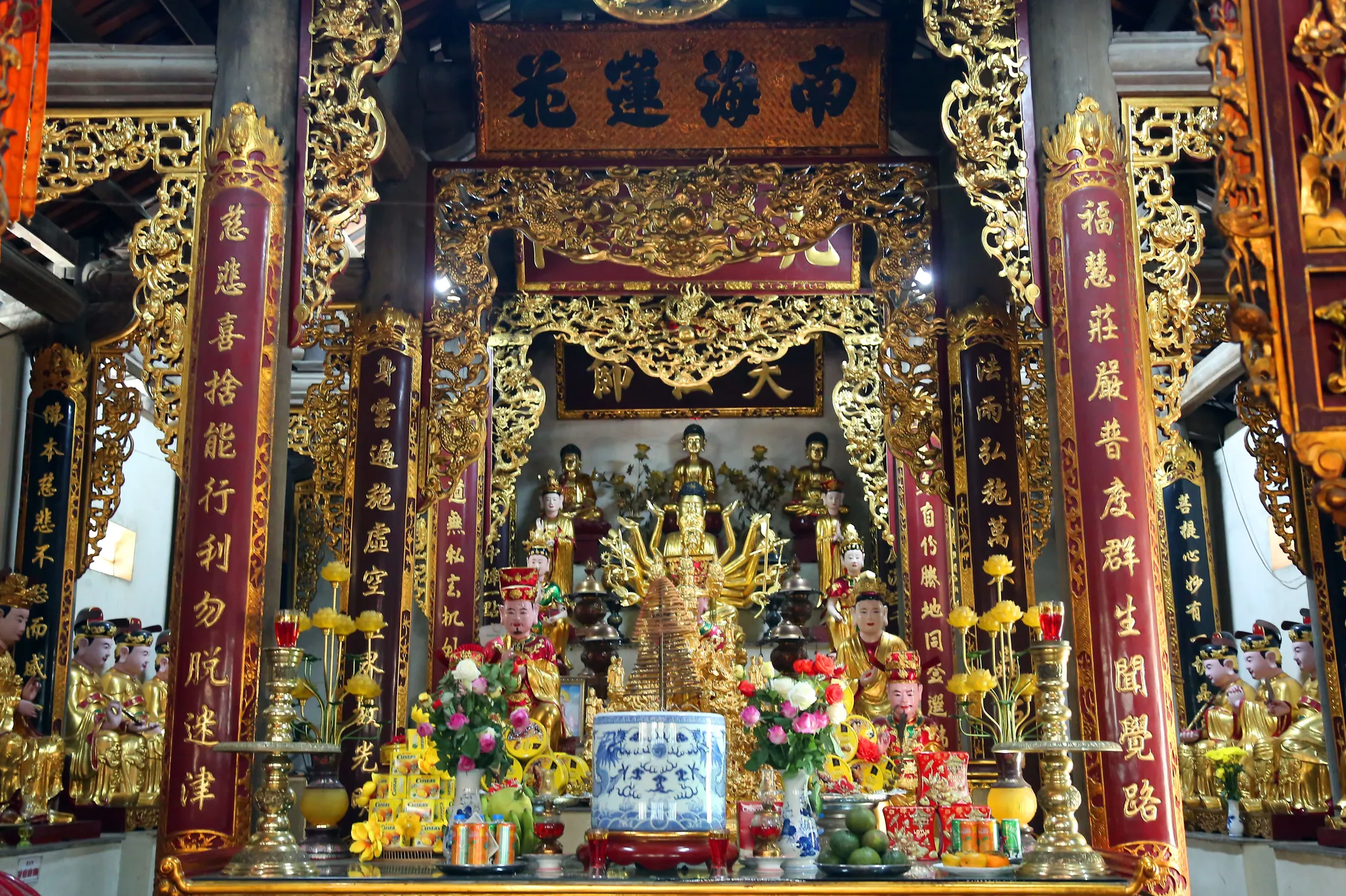 Tam bảo chùa Thanh Lâm