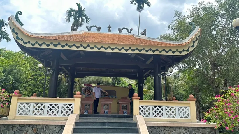 Khu mộ 3 chiến sĩ gang thép tại Khu di tích chiến thắng Ấp Bắc