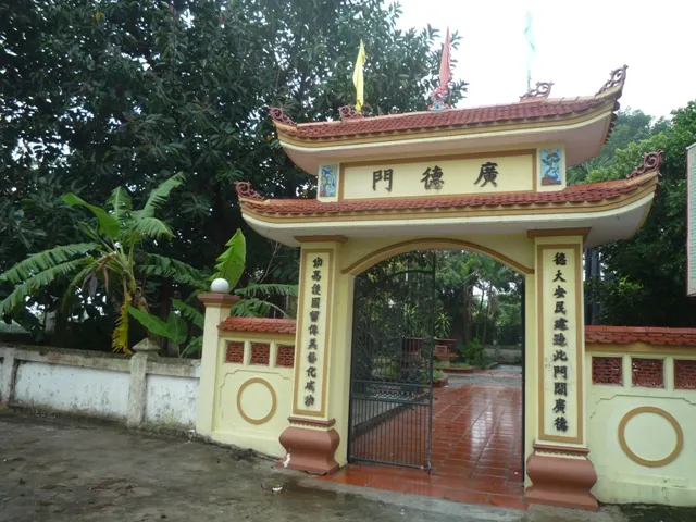 Cổng đình làng Châu Khê