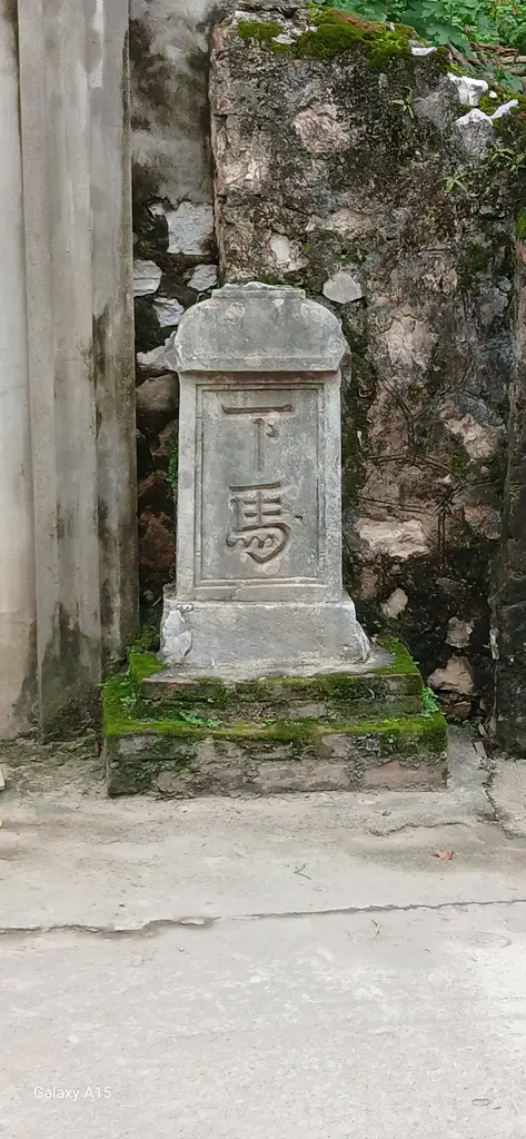 Bia hạ mã ở chỉ giới đình Long Châu Miếu