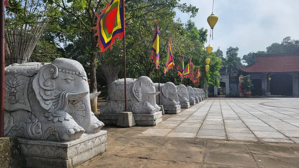 Hàng tượng voi đá trong khuôn viên Đền Hai Bà Trưng