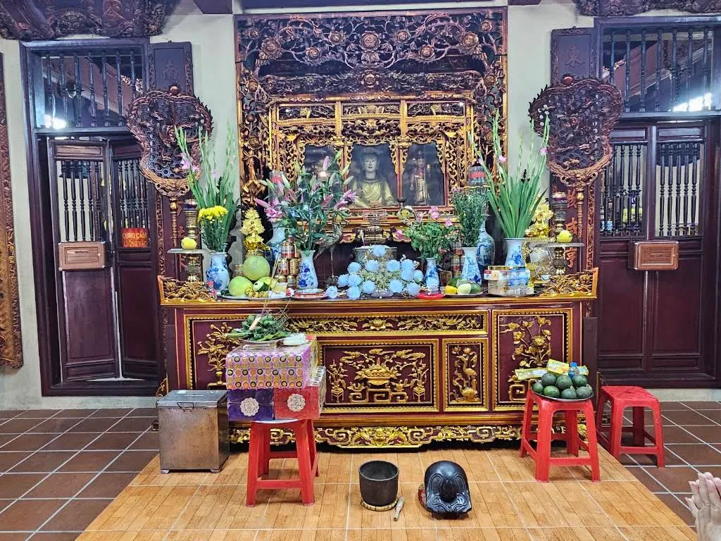 Không gian bên trong di tích Đền Mẫu Bát Tràng