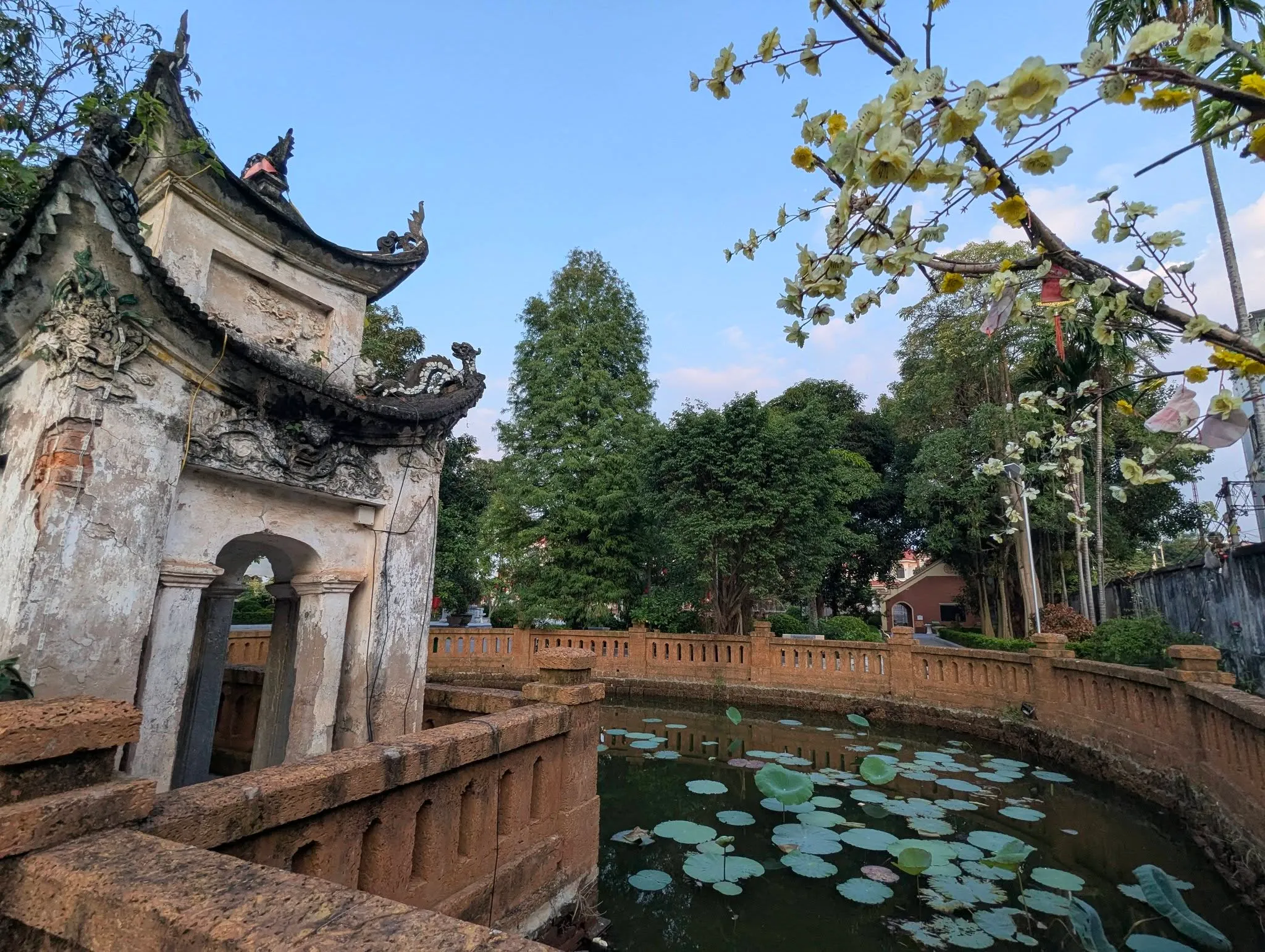 Giếng trong đền Văn Hiến
