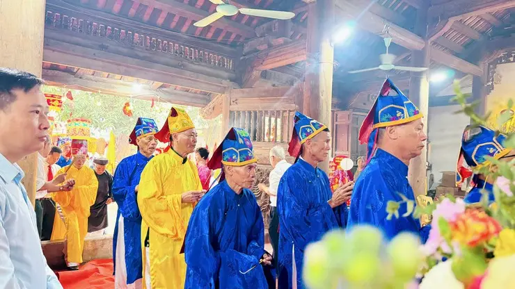 Lễ tế trang nghiêm trong đình tại Hội đình làng Thọ Am