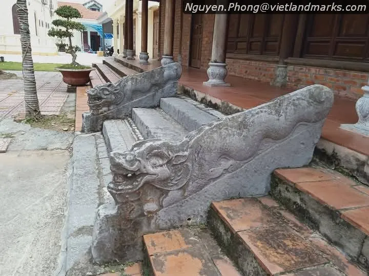 Rồng đá bậc thềm nhà thờ cổ tại Nhà thờ giáo xứ Đại Ơn