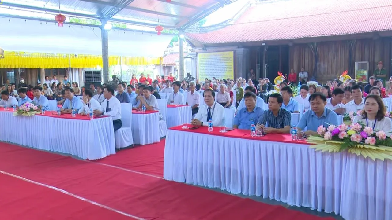 Đại biểu, nhân dân tham dự Hội đền A Sào