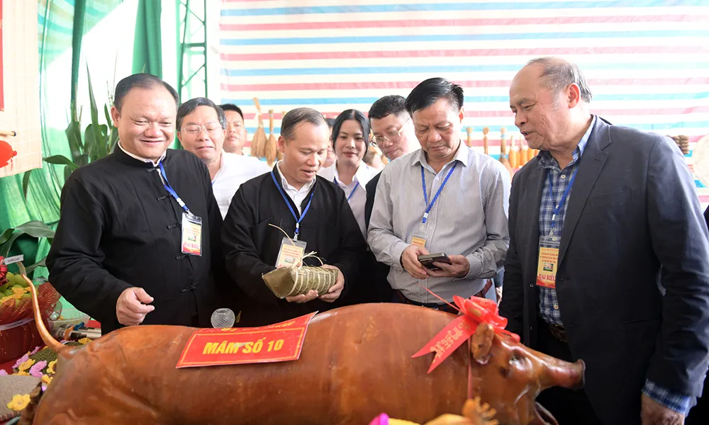 Các đại biểu tham quan gian hàng thi văn hóa ẩm thực tại Lễ hội Hát Sloong hao
