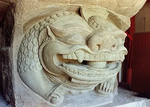 Tượng sư tử đá tại Chùa Hương Lãng