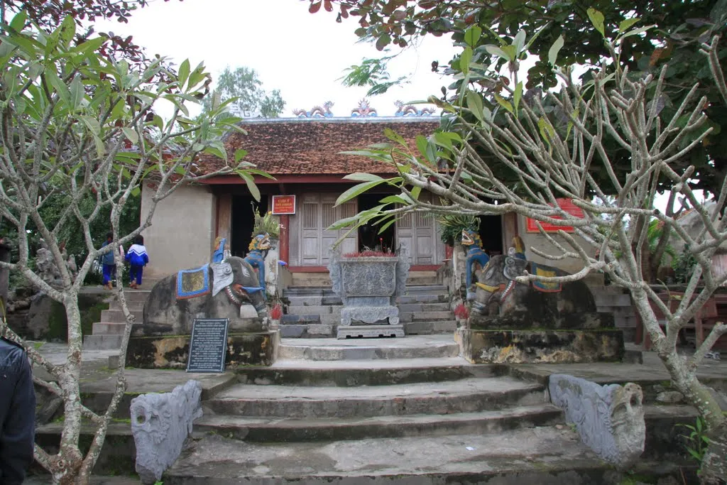 Khuôn viên Đền Cờn