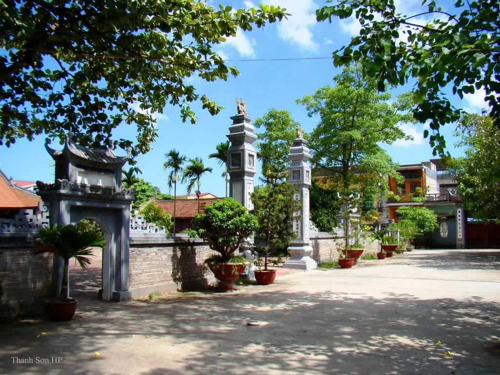 Khuôn viên Đình Hàng Kênh