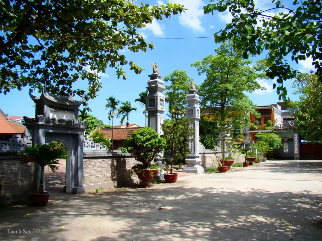 Khuôn viên Đình Hàng Kênh